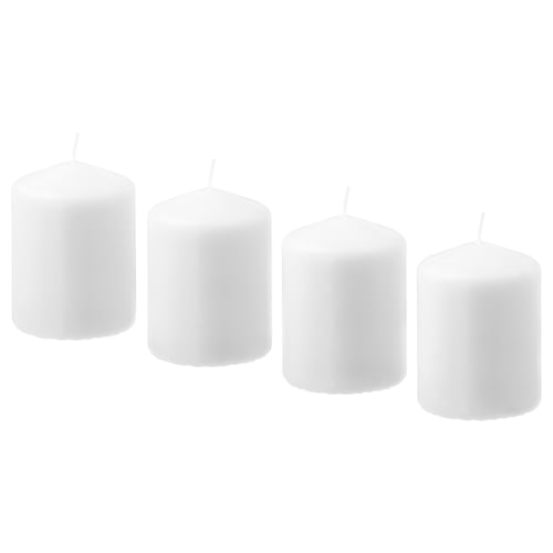 Quatre bougies piliers HEMSJÖ blanches, de forme cylindrique, au design simple, fabriquées à partir de cire végétale et de mèches en coton.