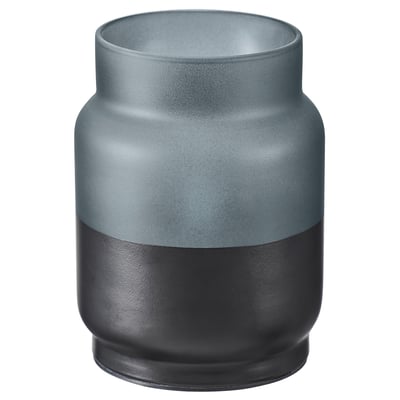 Une bougie led HJULMÖJA en gris et noir, avec un abat-jour en verre dépoli. Il est cylindrique et élégant, parfait pour la décoration intérieure.
