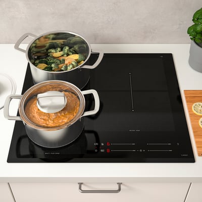 Cuisine moderne avec plaque à induction HÖGKLASSIG, cuisson des légumes et du ragoût.