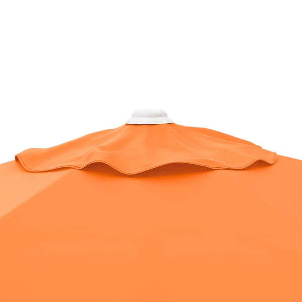 Parasol orange vif avec poignée blanche, partiellement ouvert, mettant en valeur un tissu robuste et vibrant.