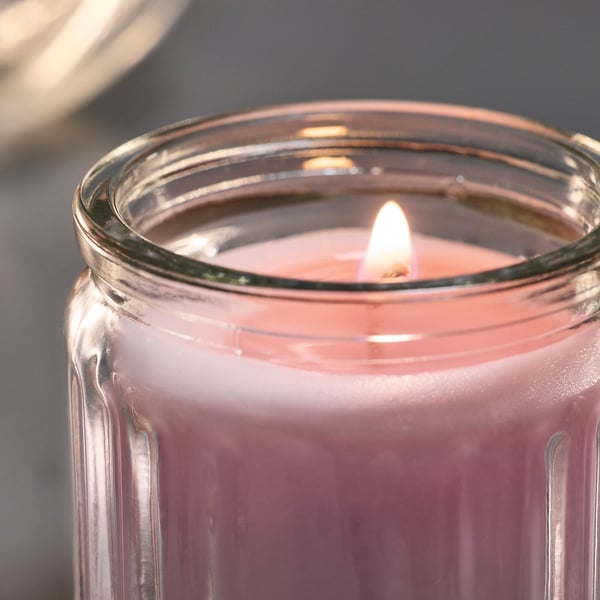 HÖKGÖK Bougie parfumée dans verre, fleurs roses rose pâle, 12 hr