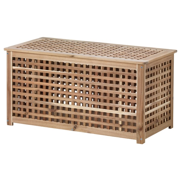 La table d’appoint HOL est fabriquée en bois d’acacia brun clair avec un design en treillis pour le rangement.