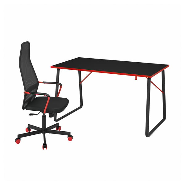 Chaise de bureau noire et rouge avec dossier en maille et table rectangulaire.