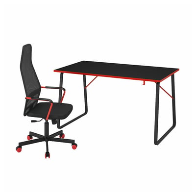 Chaise de bureau noire et rouge avec dossier en maille et table rectangulaire.