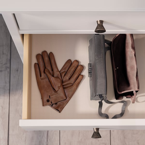 Gants en cuir marron sur étagère blanche avec parapluie et manteau.