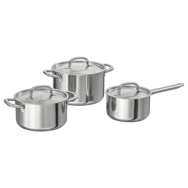 Trois casseroles en acier inoxydable avec couvercles. Un grand, un moyen, un petit. Forme ronde, design élégant. Parfait pour cuisiner.