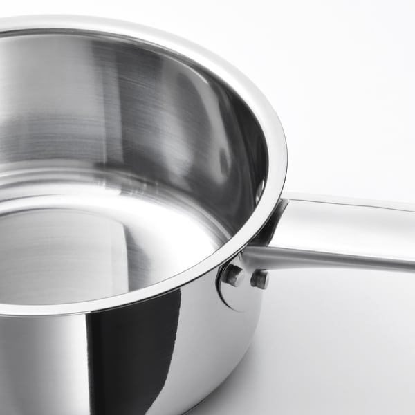 Casserole en acier inoxydable à fond épais, adaptée aux plaques à induction et aux fours. Finition brillante et élégante, réfléchissant la lumière.