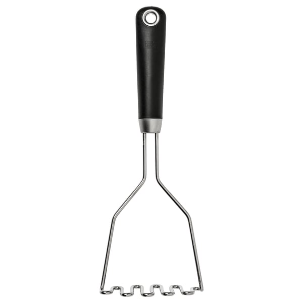 Presse-purée noir avec fils métalliques argentés, poignée caoutchoutée et trou de suspension d’IKEA 365+.