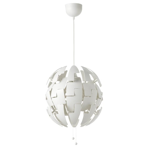 IKEA PS 2014 suspension blanche, en forme de sphère avec des lames géométriques en plastique blanc, design moderne.