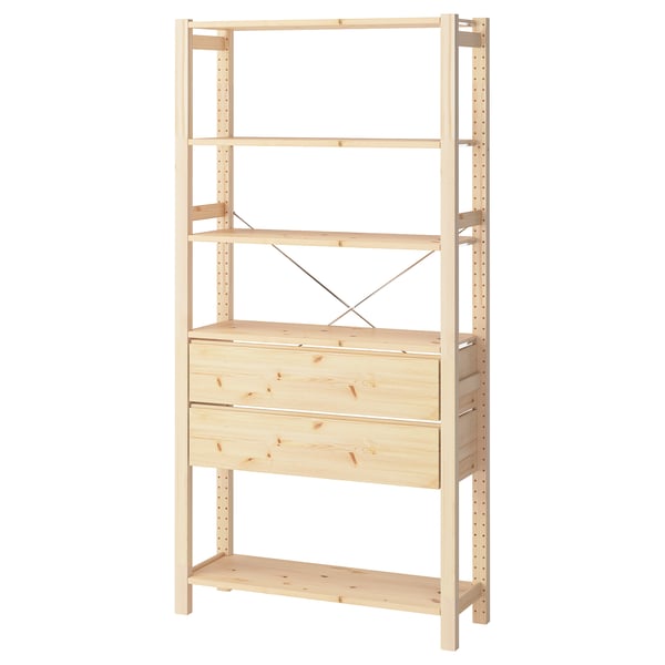 Une étagère en bois IVAR de couleur pin naturel, dotée de plusieurs étagères et tiroirs réglables, au design simple et robuste.