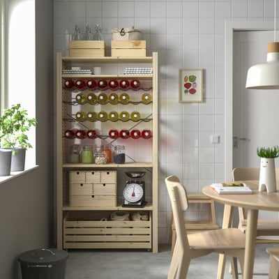 Cuisine avec étagère IVAR, plantes, mur carrelé et échelle noire.