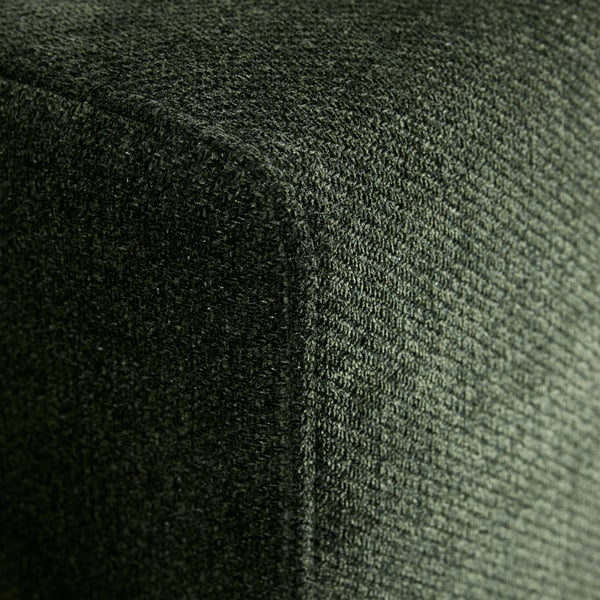 Gros plan sur le tissu du canapé JÄTTEBO . Une texture douce et profonde visible, accueillant un réconfort.