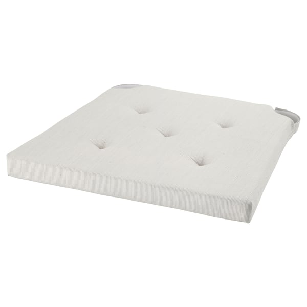 Un coussin JUSTINA gris clair avec un motif capitonné. Il est rectangulaire avec des coins arrondis et fabriqué en coton.