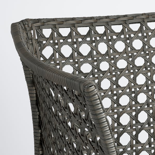 Gros plan de meubles d’extérieur tissés montrant un design complexe et durable.