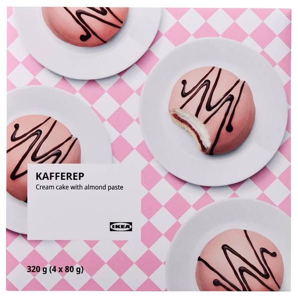 Gâteaux à la crème KAFFEREP sur assiettes roses, fond de diamant, détail de l’emballage.