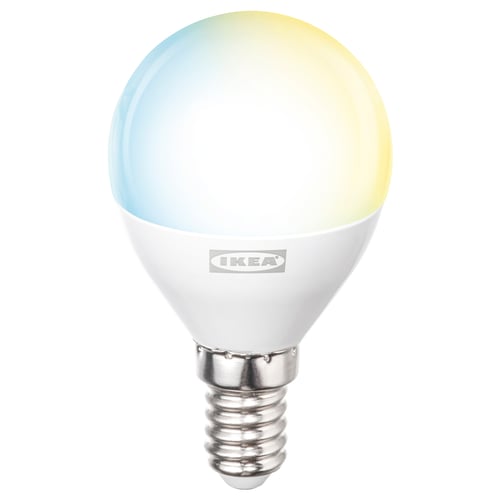 Ampoule Ikea KAJPLATS, spectre blanc orientable, forme ronde, socle en aluminium, corps en plastique.