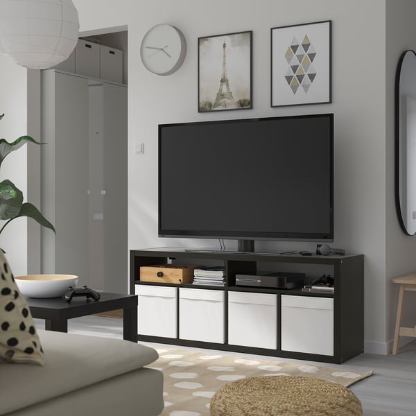 Salon avec banc TV KALLAX, canapé gris et décoration.