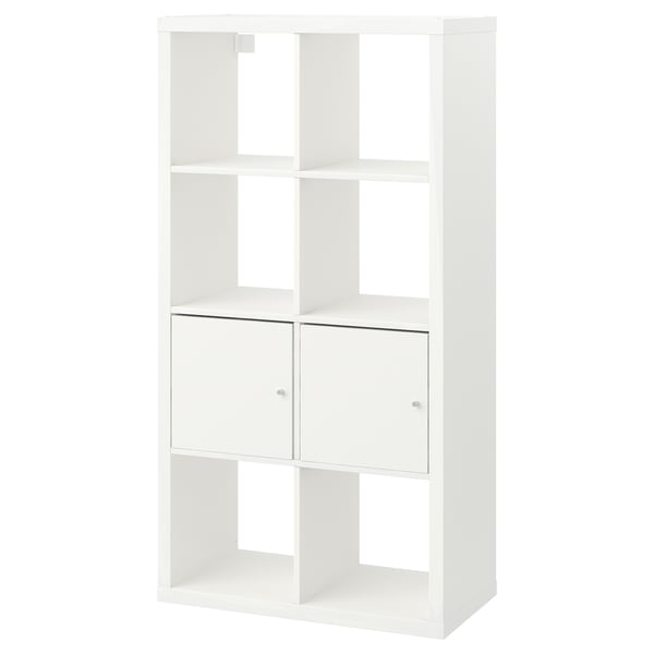 Un meuble de rangement KALLAX blanc, composé d’étagères ouvertes et d’armoires fermées, fabriqué à partir de panneaux de particules et de peinture acrylique.