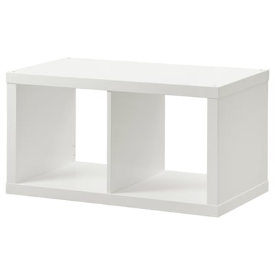 Une étagère ikea KALLAX blanche, rectangulaire et ouverte, fabriquée à partir de panneaux de particules et de fibres.