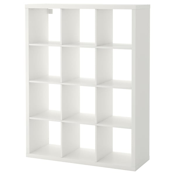 Une étagère KALLAX blanche, rectangulaire avec plusieurs cubes ouverts.