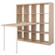 Une étagère KALLAX en bois clair avec un bureau intégré, doté de plusieurs cubes ouverts pour le rangement.