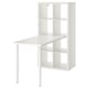 Une unité ikea KALLAX blanche avec un plateau de table, combinant rangement et espace de travail. Il est rectangulaire, simple et moderne, avec de multiples compartiments ouverts.