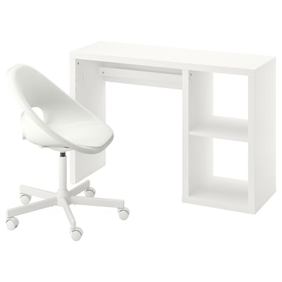 Un ensemble de bureau et de chaises KALLAX blanc. Le bureau a un design ouvert avec des espaces de rangement. La chaise est pivotante avec une assise et une base blanches.