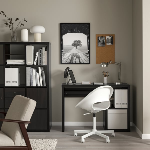 Configuration du bureau à domicile avec étagères KALLAX et bureau noir. Décor noir et blanc, style minimaliste.