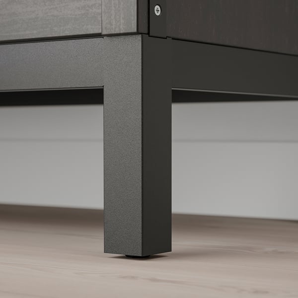 Pied d’étagère en métal noir avec finition texturée supportant une surface plane.