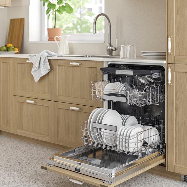 Lave-vaisselle KALLBODA ouvert avec une vaisselle propre, design en acier inoxydable dans une cuisine moderne.