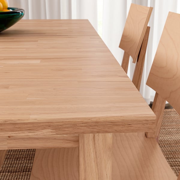 Gros plan sur les tables en bois KARSKÄR, finition lisse, de haute qualité et design robuste.