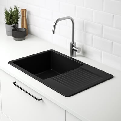 Évier en quartz noir avec égouttoir, robinet intégré, comptoir blanc.