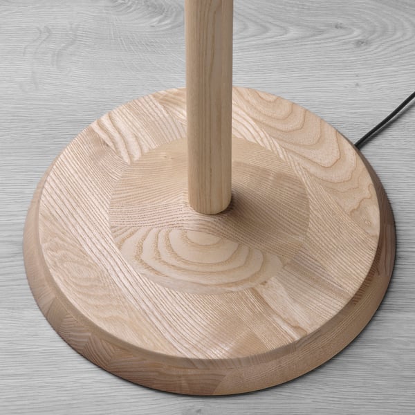 Base ronde en bois de frêne de la lampe KINNAHULT, lisse, grain de bois clair visible.