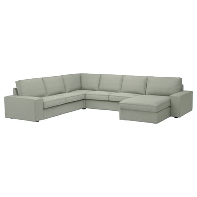 Canapé sectionnel KIVIK gris clair avec accoudoirs amovibles, coussins profonds et un design moderne.