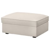 Repose-pieds KIVIK en beige clair, de forme carrée avec des pieds en bois robustes, recouvert d’un tissu gunnared durable et lavable.