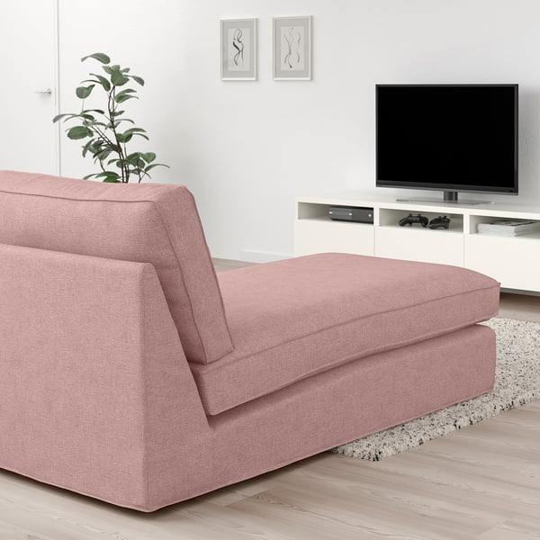 Chaise KIVIK rose clair, tissu doux, forme semi-circulaire. Plus petit que l’unité de télévision, s’adapte bien à la pièce.