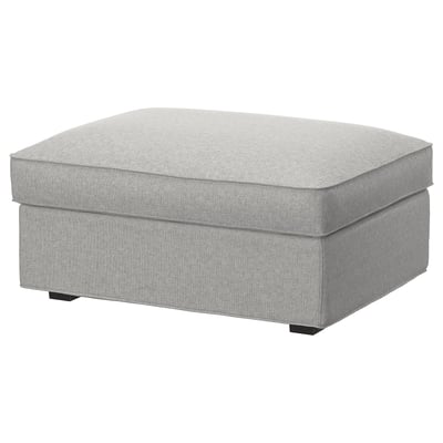 Pouf KIVIK gris clair, de forme carrée, recouvert d’un mélange de coton et de polyester avec pieds noirs.