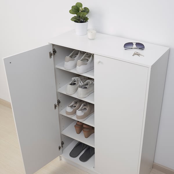 L’armoire à chaussures blanche KLEPPSTAD permet de ranger plusieurs paires de paires, ce qui permet de ranger et d’organiser les couloirs.