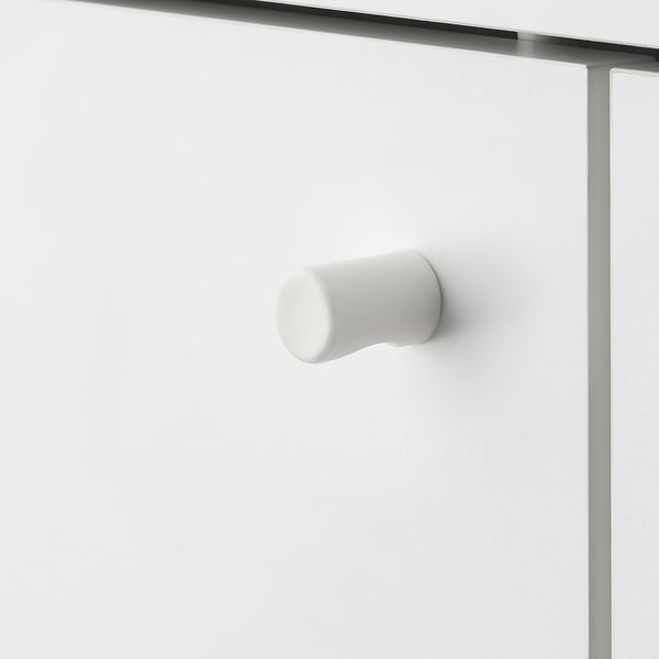 Poignée de porte blanche moderne sur une armoire élégante.
