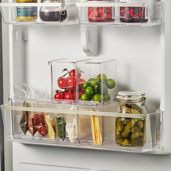 Les organisateurs de réfrigérateur permettent de ranger les fruits, les légumes et les cornichons, maximisant l’espace avec des boîtes transparentes et empilables pour un accès facile.