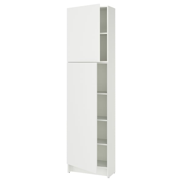 Une armoire de cuisine haute KNOXHULT blanche avec des étagères réglables et un design élégant et moderne.