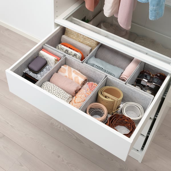 Tiroir de placard ouvert montrant des boîtes de rangement KOMPLEMENT organisées avec des accessoires.