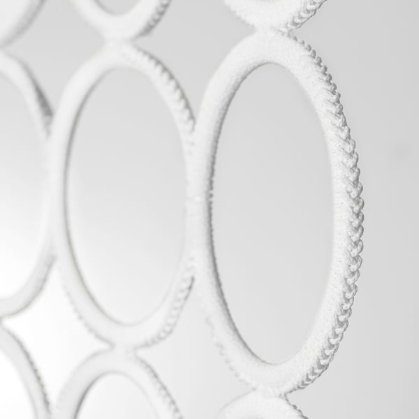 Gros plan du cintre KOMPLEMENT, présentant un design complexe et des matériaux durables avec des boucles tressées.
