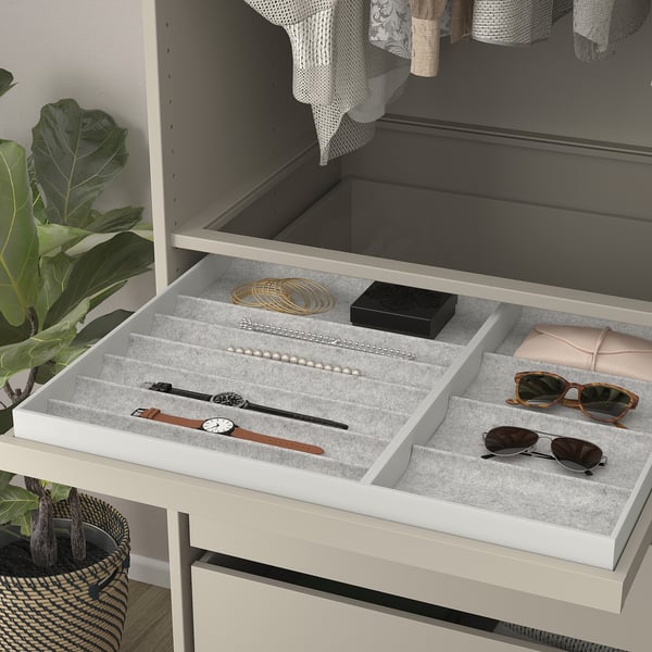 Le tiroir à plateau gris organise les bijoux et les accessoires avec un tiroir lisse.