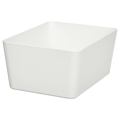 Une boîte de rangement KUGGIS, de couleur blanche, fabriquée à partir de plastique PET recyclé. Il a une forme rectangulaire et un design lisse, idéal pour organiser de petits objets.