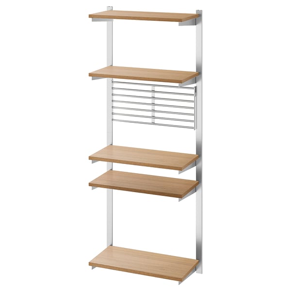 Rangement de cuisine KUNGSFORS avec des étagères en bois clair et des supports en acier inoxydable, conçus pour gagner de la place et offrir un espace de rangement supplémentaire.