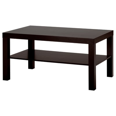 Une table basse LACK marron avec une étagère, en panneaux de fibres et de particules, de forme rectangulaire au design simple.