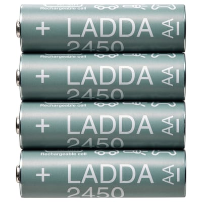 Quatre piles LADDA 2450 bleu sarcelle empilées, en plastique PET et en acier.