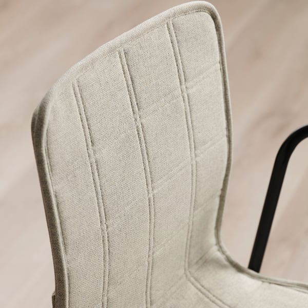 Gros plan du dossier des chaises de conférence LÄKTARE, montrant des coutures verticales et un tissu de haute qualité et riche en textures.