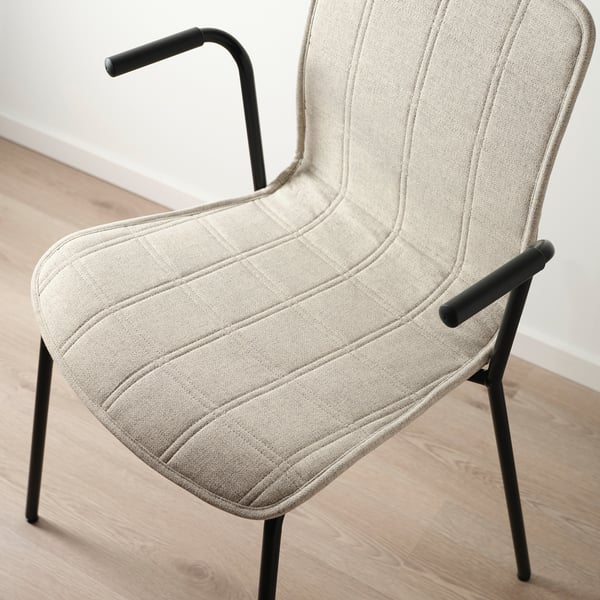 Chaise de conférence moderne avec dossier et accoudoirs incurvés, rembourrée en tissu texturé, mettant en valeur un design et un confort de haute qualité.
